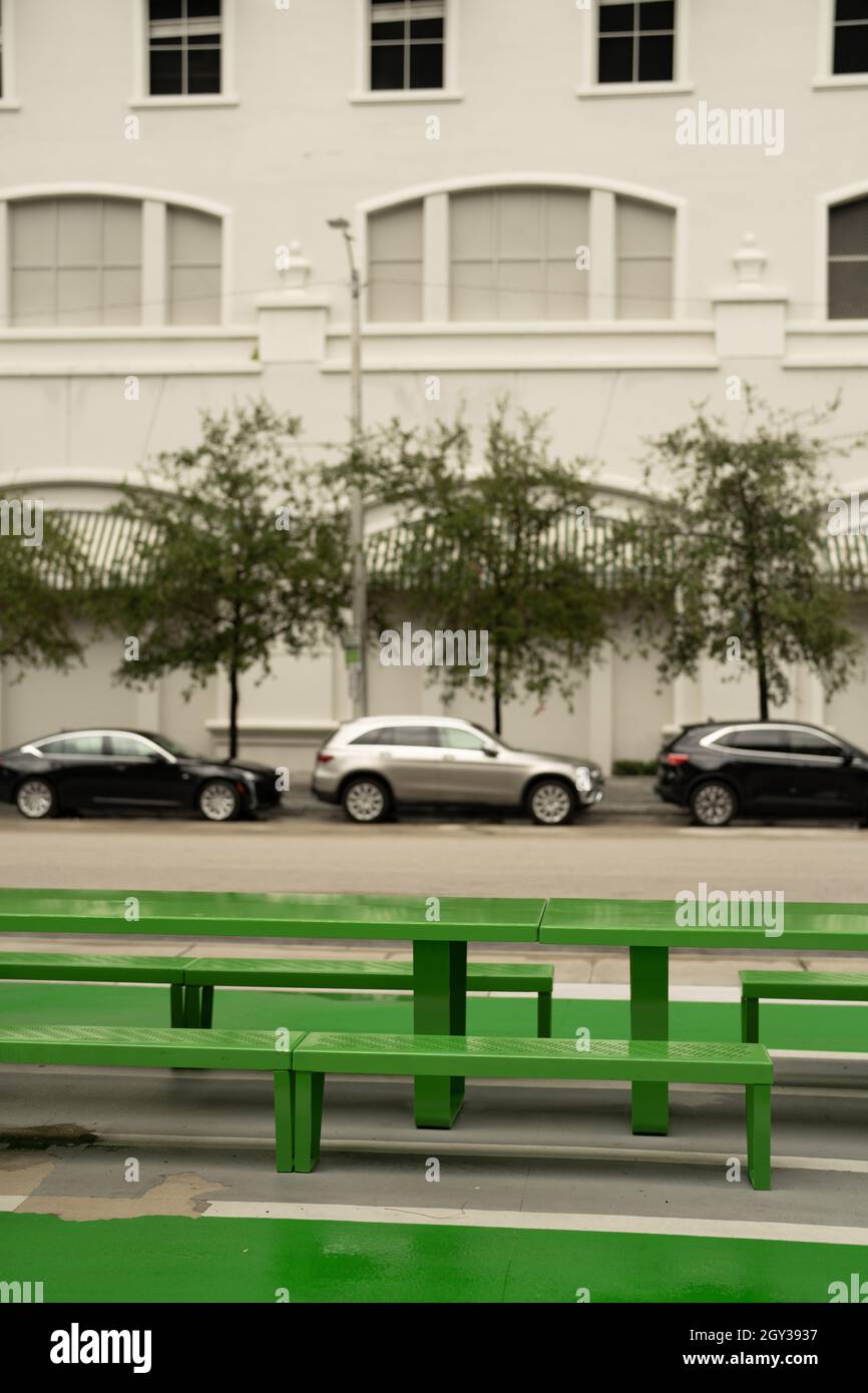 Mesas en Brickell en el Underline Miami FL Foto de stock