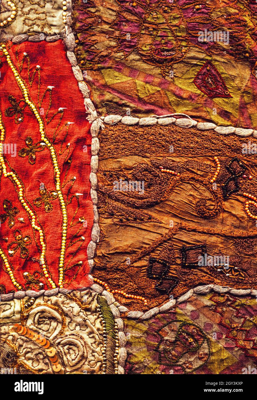 cerca de sari indio muy ornamentado y colorido Foto de stock