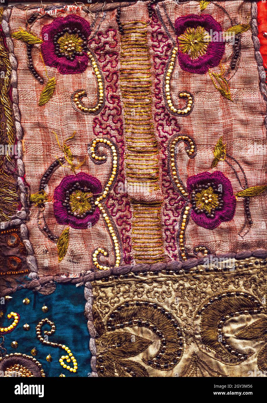 cerca de sari indio muy ornamentado y colorido Foto de stock