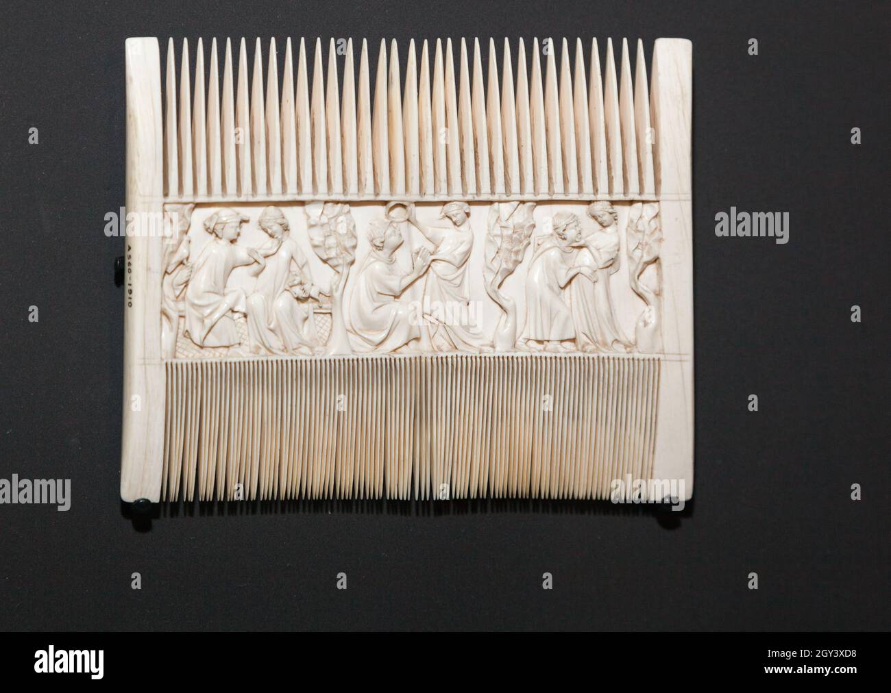 tallas seculares de marfil con temas de literatura romántica. Italia venecia 1300 Foto de stock