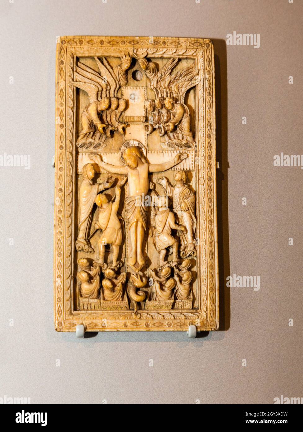 Panel de Marfil de la Crucifixión 860 anuncio hecho para Carlos el Bald. Probablemente hecho en el período de Rheims Carolingian Foto de stock