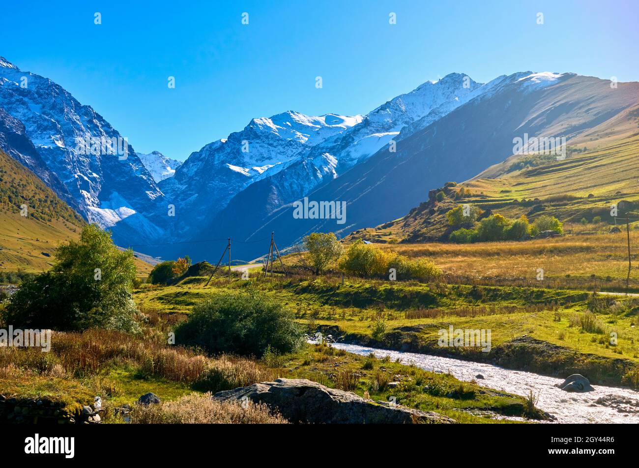 Hermoso Río Mountain en Canadá. Otoño en Canadá. Agua actual. Árbol en la piedra. Agua corriente. Paisaje cascada en canada. Los arces rojos leav Foto de stock