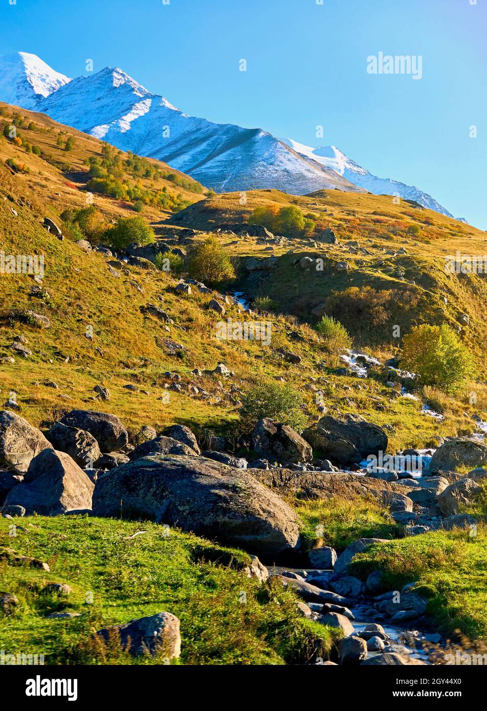 Hermoso Río Mountain en Canadá. Otoño en Canadá. Agua actual. Árbol en la piedra. Agua corriente. Paisaje cascada en canada. Los arces rojos leav Foto de stock