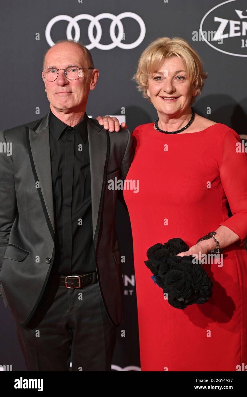 Saskia VESTER (actriz), con su marido Robert FLOERKE. AUDI GENERATION AWARD  2021, RED Carpet el 6th de octubre de 2021 en MUENCHEN/ALLIANZAREN A  Fotografía de stock - Alamy