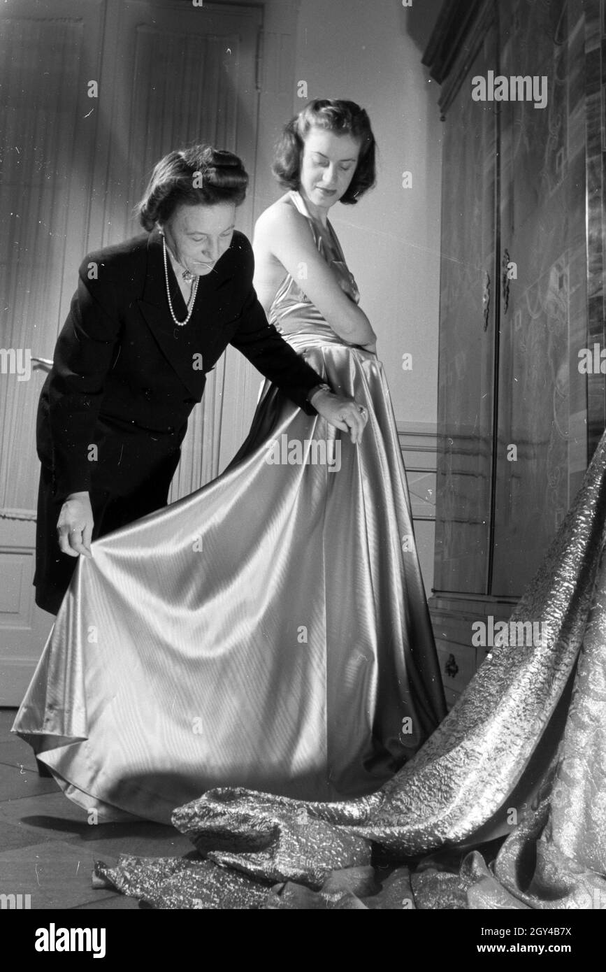 Ein Modelo und die Modeschöpferin Nina Carell bei der Anprobe eines  Kleides, Deutschland ca. 1939. Un modelo y la diseñadora de moda Nina  Carell tratando un vestido, Alemania ca. 1939 Fotografía de