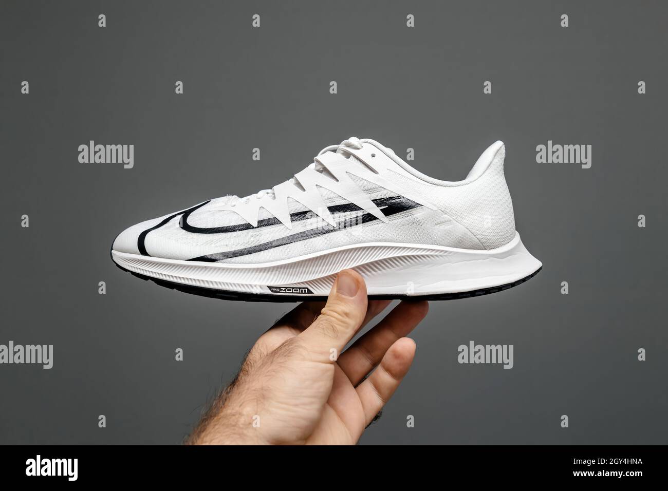 POV hombre con la mano nuevas zapatillas de running de lujo Nike Zoom React  en la mano del hombre Fotografía de stock - Alamy