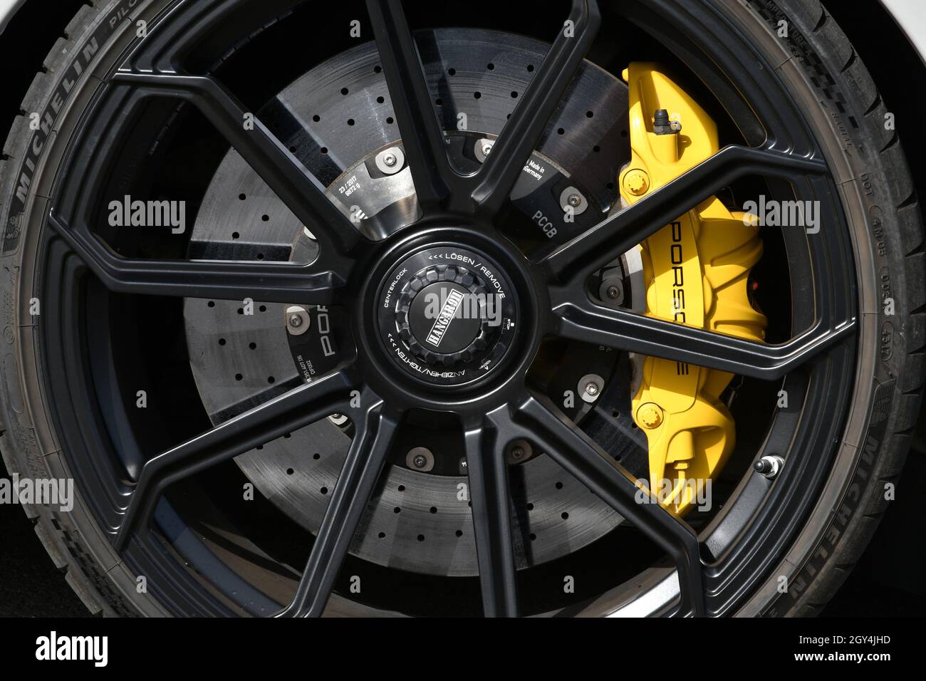 Yellow brake caliper fotografías e imágenes de alta resolución - Alamy