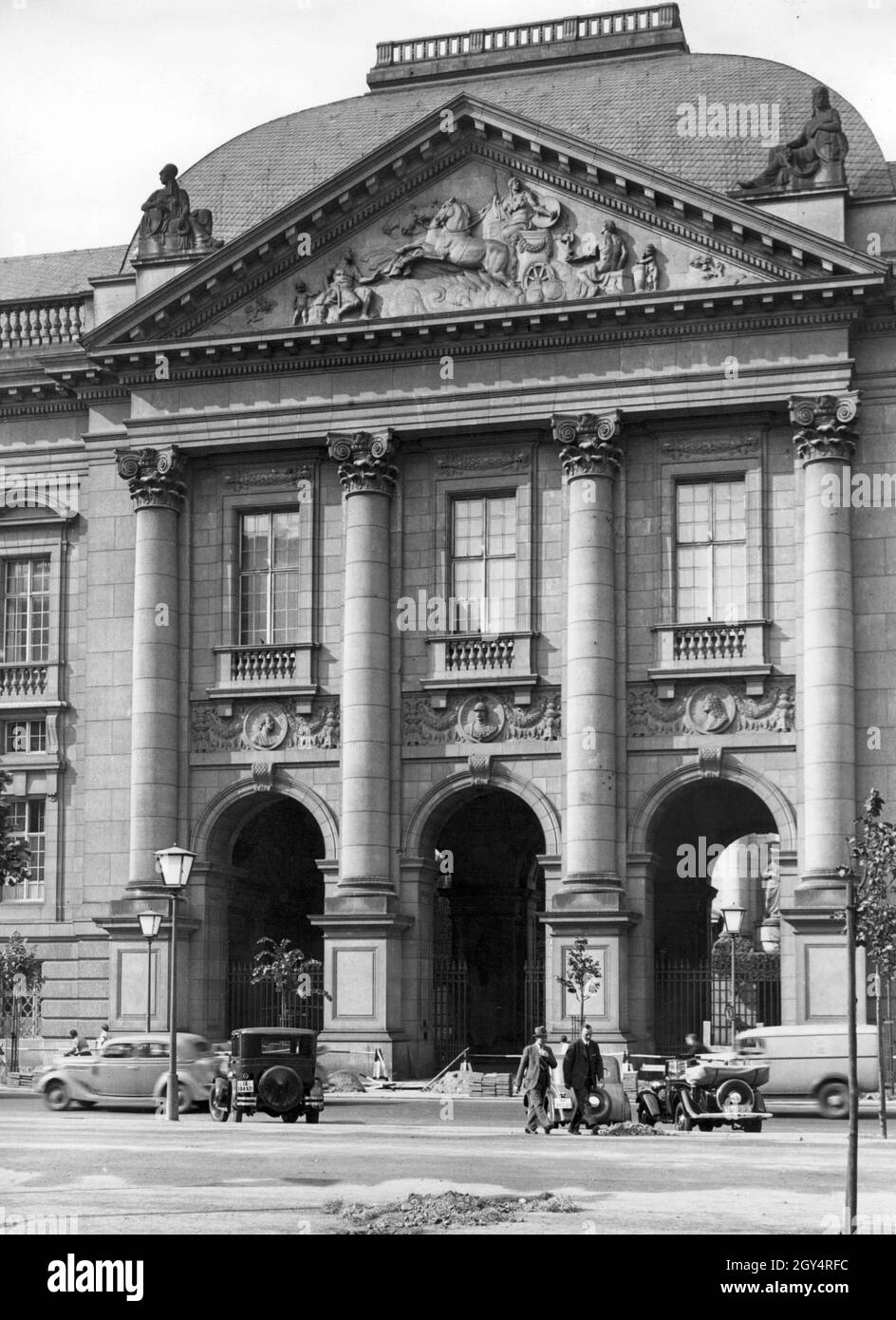 La fotografía muestra el portal principal del Staatsbibliothek zu Berlin en Unter den Linden en Berlín-Mitte en 1937. El pavimento en frente de la entrada ha sido rasgado para dar paso a un lugar de construcción. [traducción automática] Foto de stock