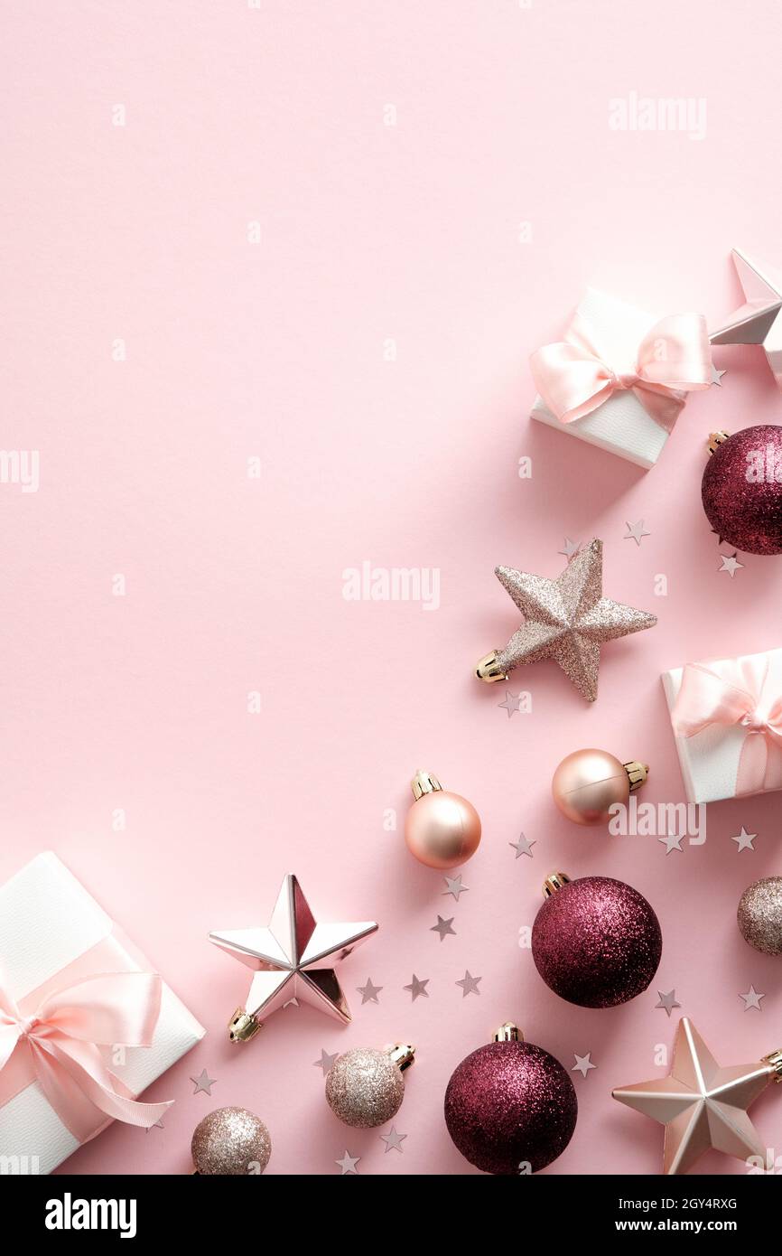 Elegantes decoraciones navideñas, caja de regalo, confeti sobre fondo rosa  pastel. Diseño de póster de Navidad Fotografía de stock - Alamy