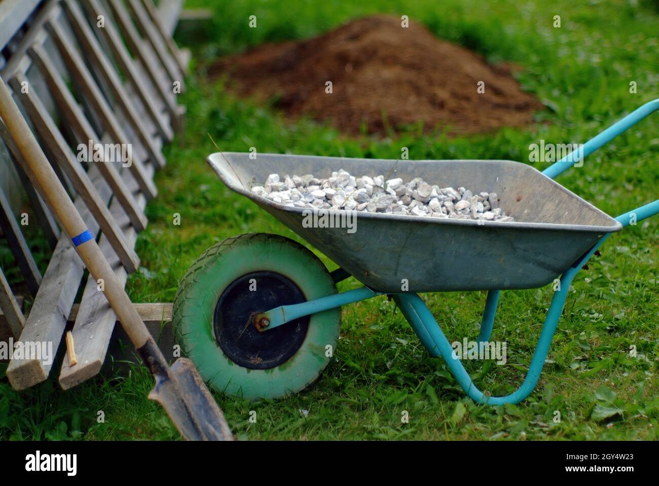 Carretilla De Jardinería Carga De Hojas Secas : Concepto De Limpieza De  Jardines Al Aire Libre Y De Temporada Foto de archivo - Imagen de rueda,  herramienta: 204979504
