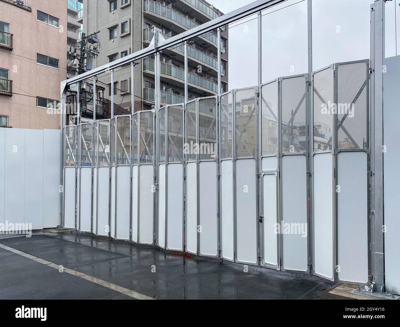 Tokio, Japón - 23 de noviembre de 2019: Entrada limpia y brillante a la zona de construcción en Tokio Foto de stock