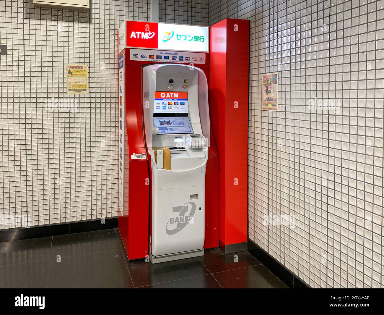 Tokio, Japón - 21 de noviembre de 2019: Vista de los cajeros automáticos de Seven Bank en el aeropuerto de Narita Foto de stock