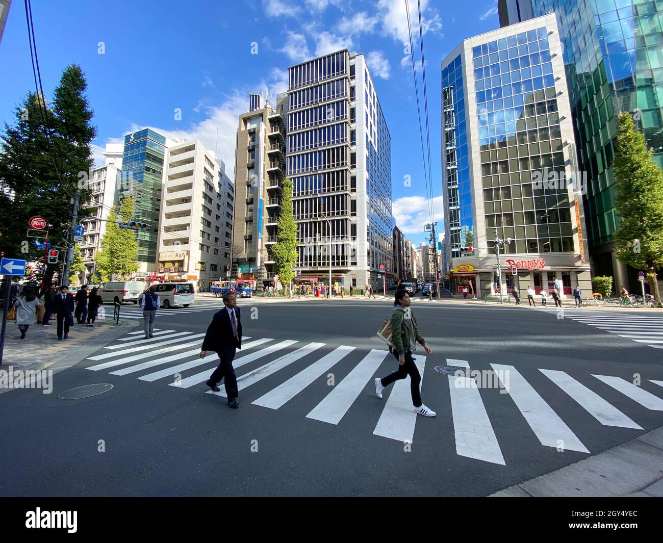 Tokio, Japón - 20 de noviembre de 2019: Cruce por la calle para mayor seguridad cuando la gente cruza la calle, con marcas blancas de cruce Foto de stock