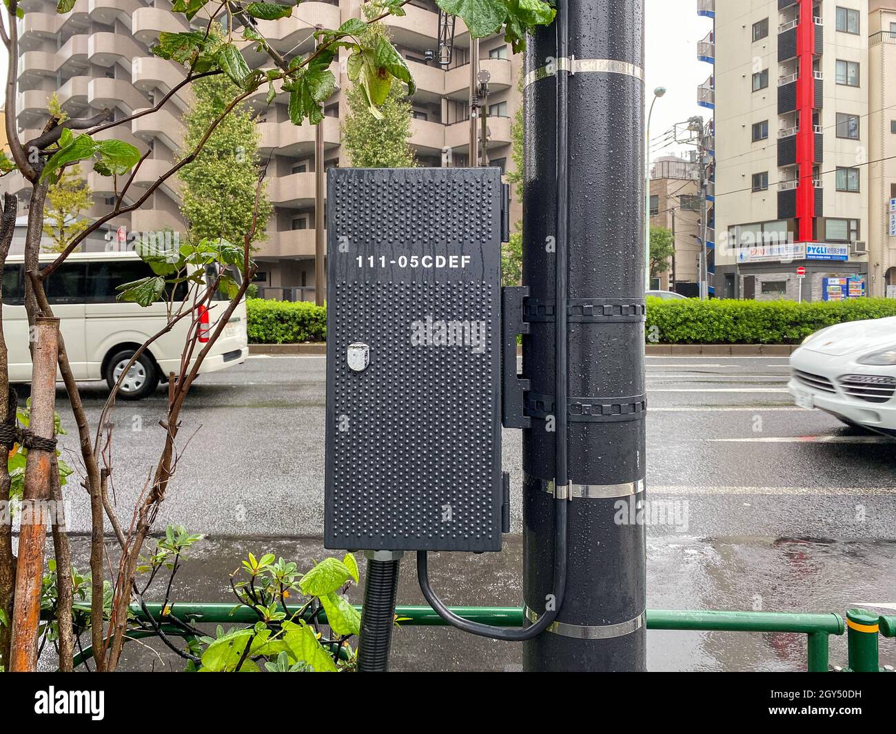 Tokio, Japón - 23 de noviembre de 2019: Sistemas de control de viviendas de armarios de calles recientemente instalados y bloqueados Foto de stock