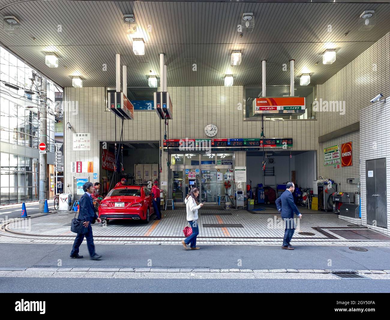 Tokio, Japón - 20 de noviembre de 2019: Estación de gasolina ENEOS en Tokio Foto de stock