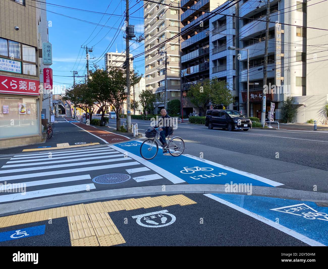 Tokio, Japón - 17 de noviembre de 2019: Bicicleta y carril peatonal en la acera de Tokio Foto de stock