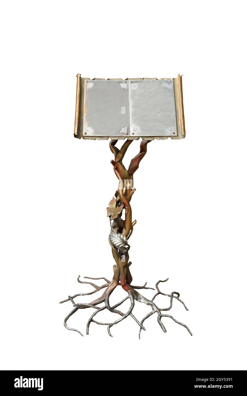 Un hermoso soporte de hierro decorativo para libros en forma de tronco de árbol y raíz con páginas desplegadas de un libro. Sobre un fondo blanco para recortar. Foto de stock