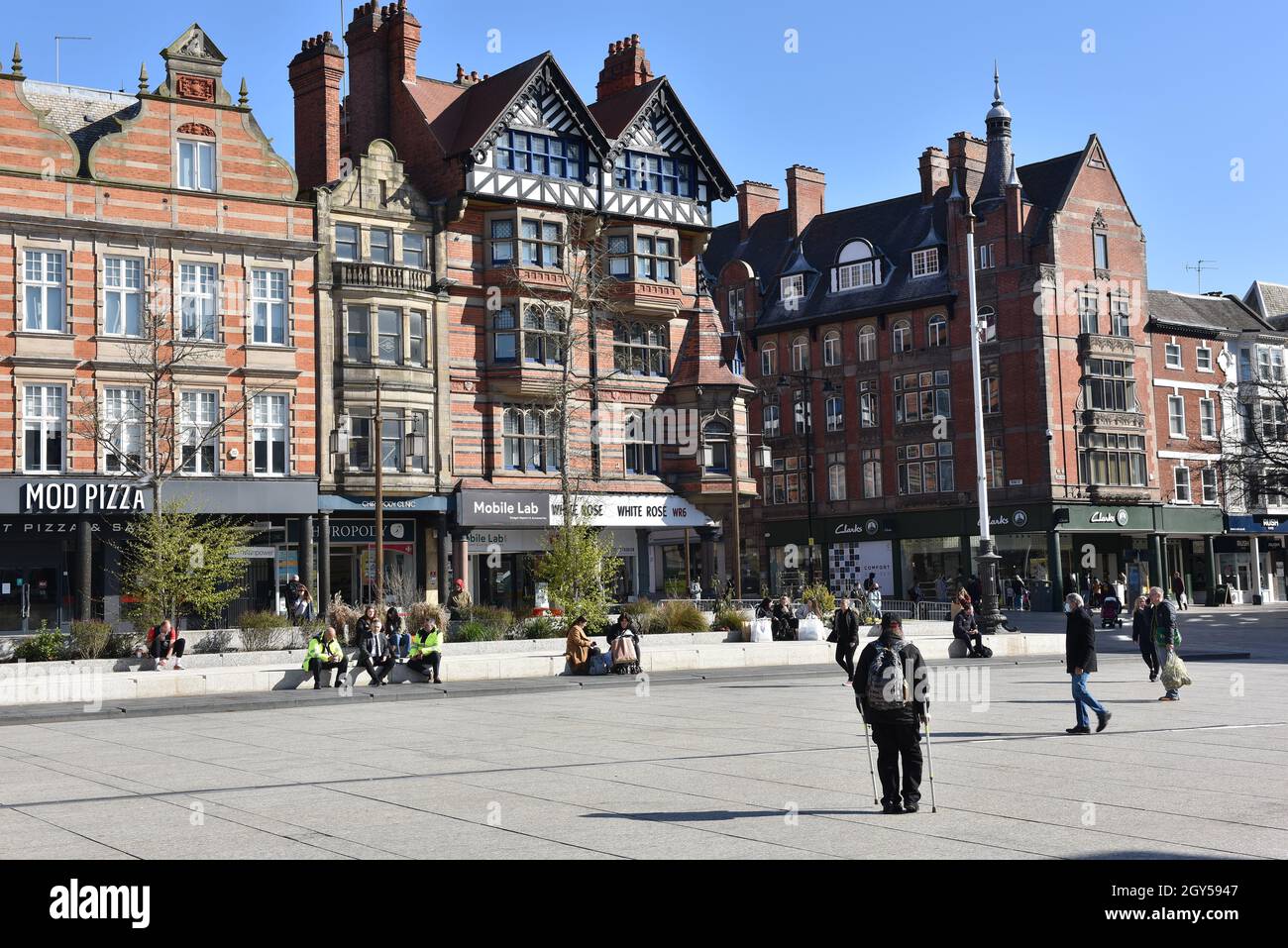 El tranvía de SMODER en Nottingam pasa por la parada de tranvía Old Market  Square en el centro de la ciudad de Nottingham, cerca del Nottingham  Council House Fotografía de stock -