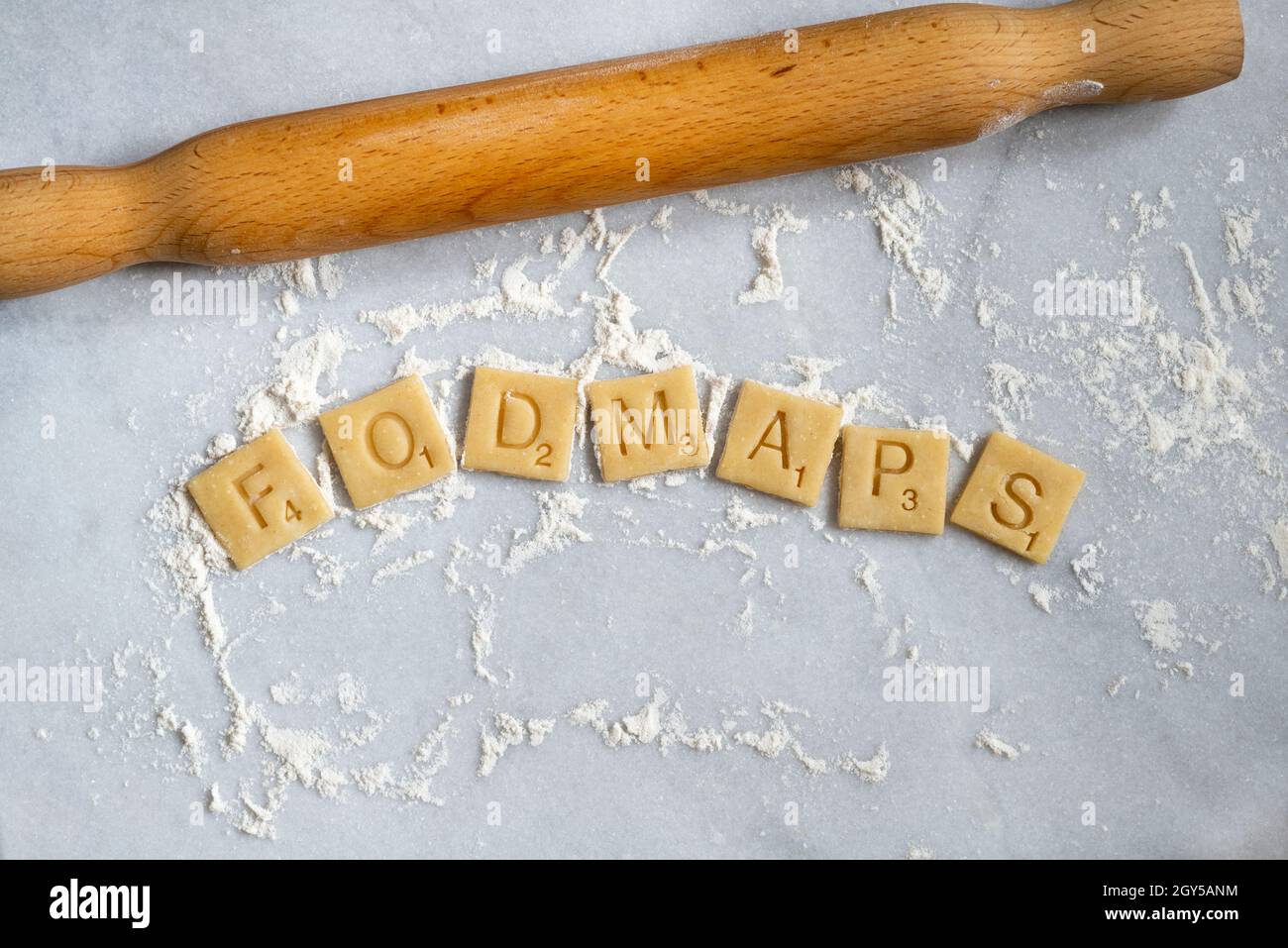 Cuadrados de pastelería de trigo que deletrean 'Fodmaps'. Foto de stock
