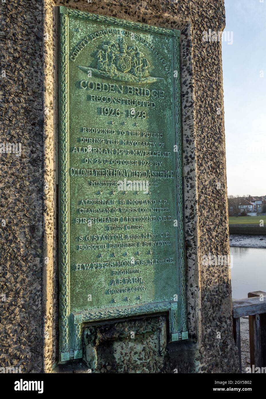 Placa mostrada en el puente Cobden para celebrar la reconstrucción del puente entre 1926-1928 en Southampton, Inglaterra, Reino Unido Foto de stock