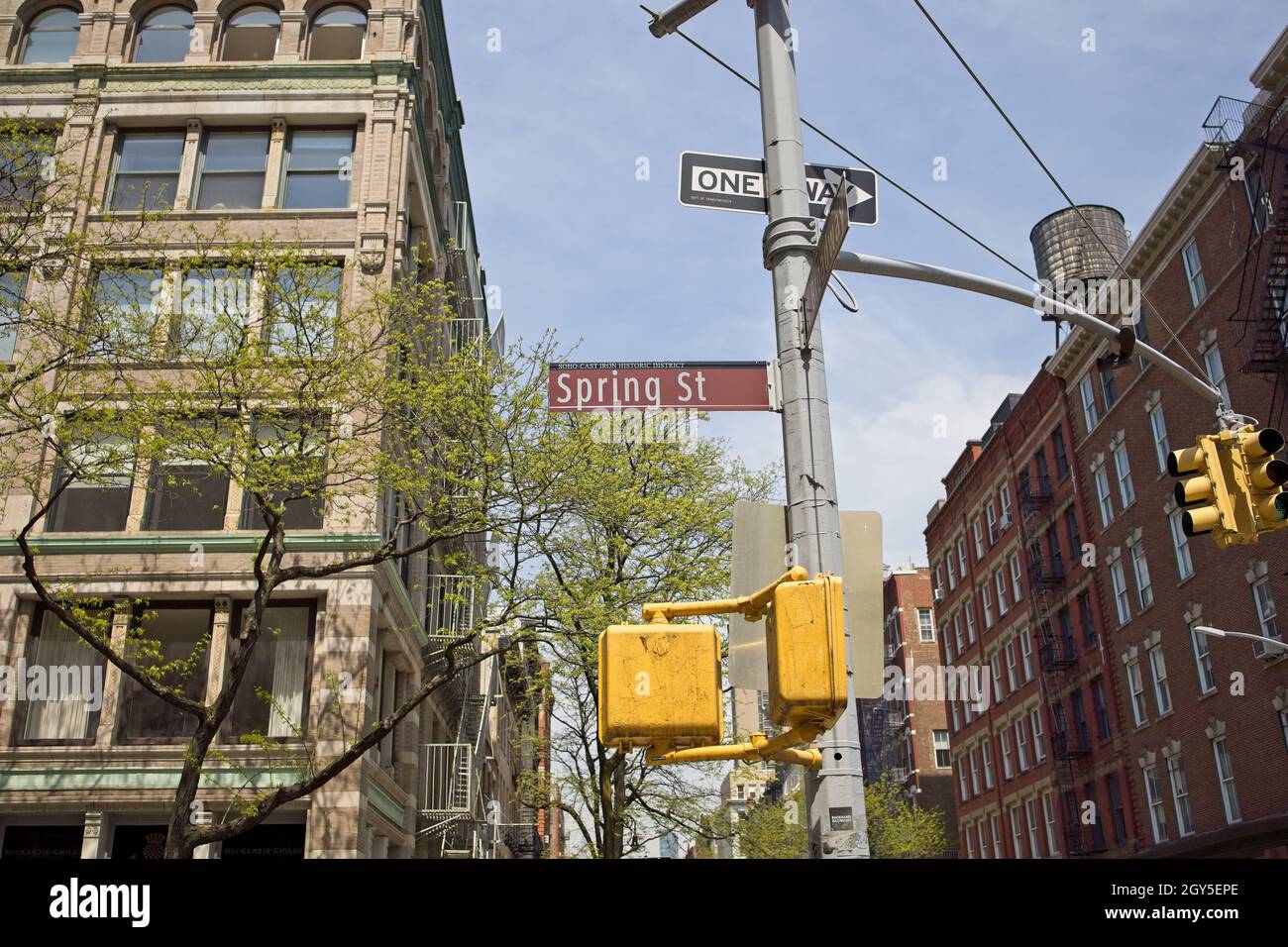 Nueva York, NY, EE.UU. - 6 de octubre de 2021: Señal de la calle 'Spring Street' en el barrio de Manhattan de SOHO Foto de stock