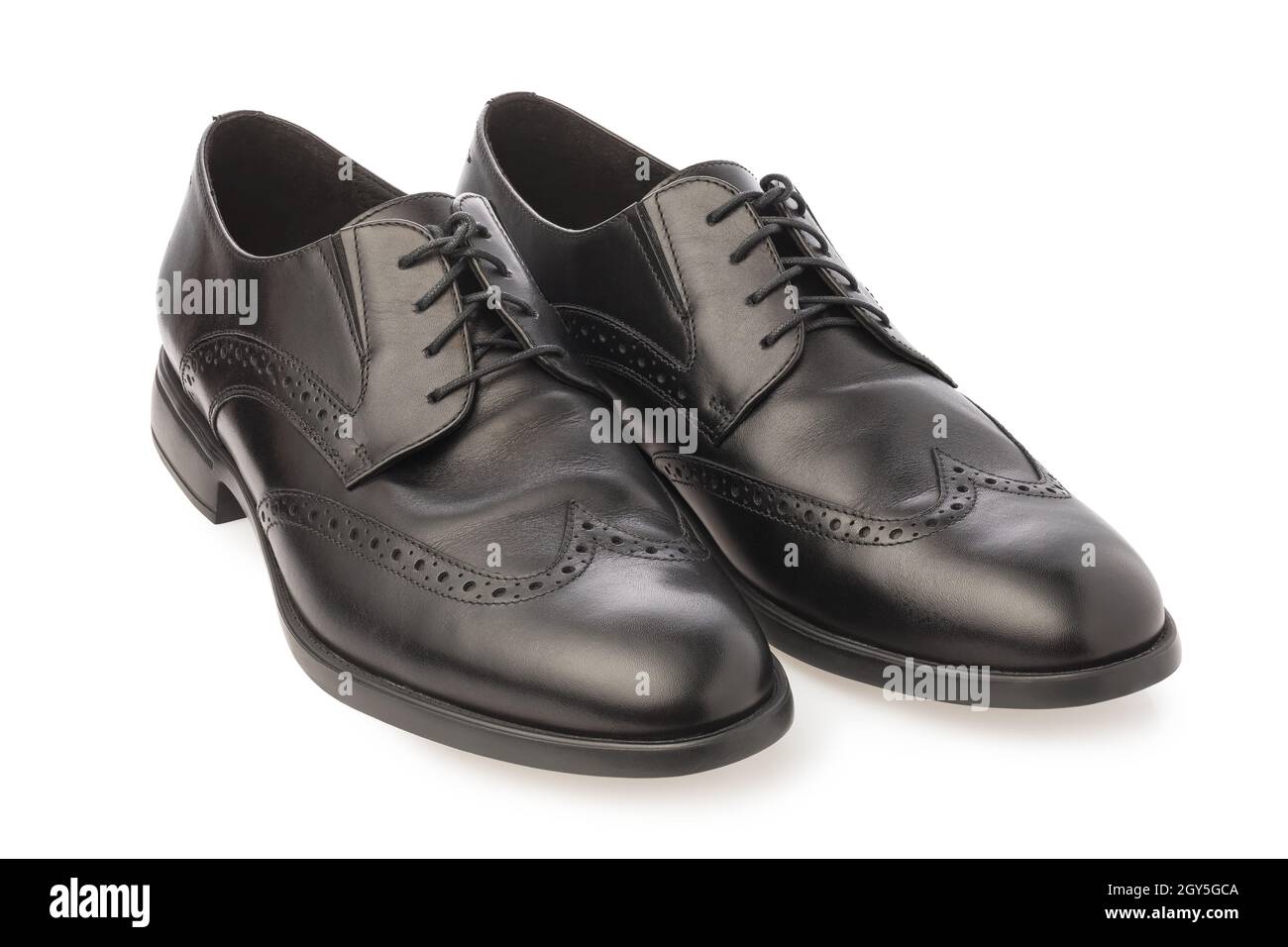 Zapatos clásicos de piel para hombre de color negro aislados sobre fondo  blanco Fotografía de stock - Alamy