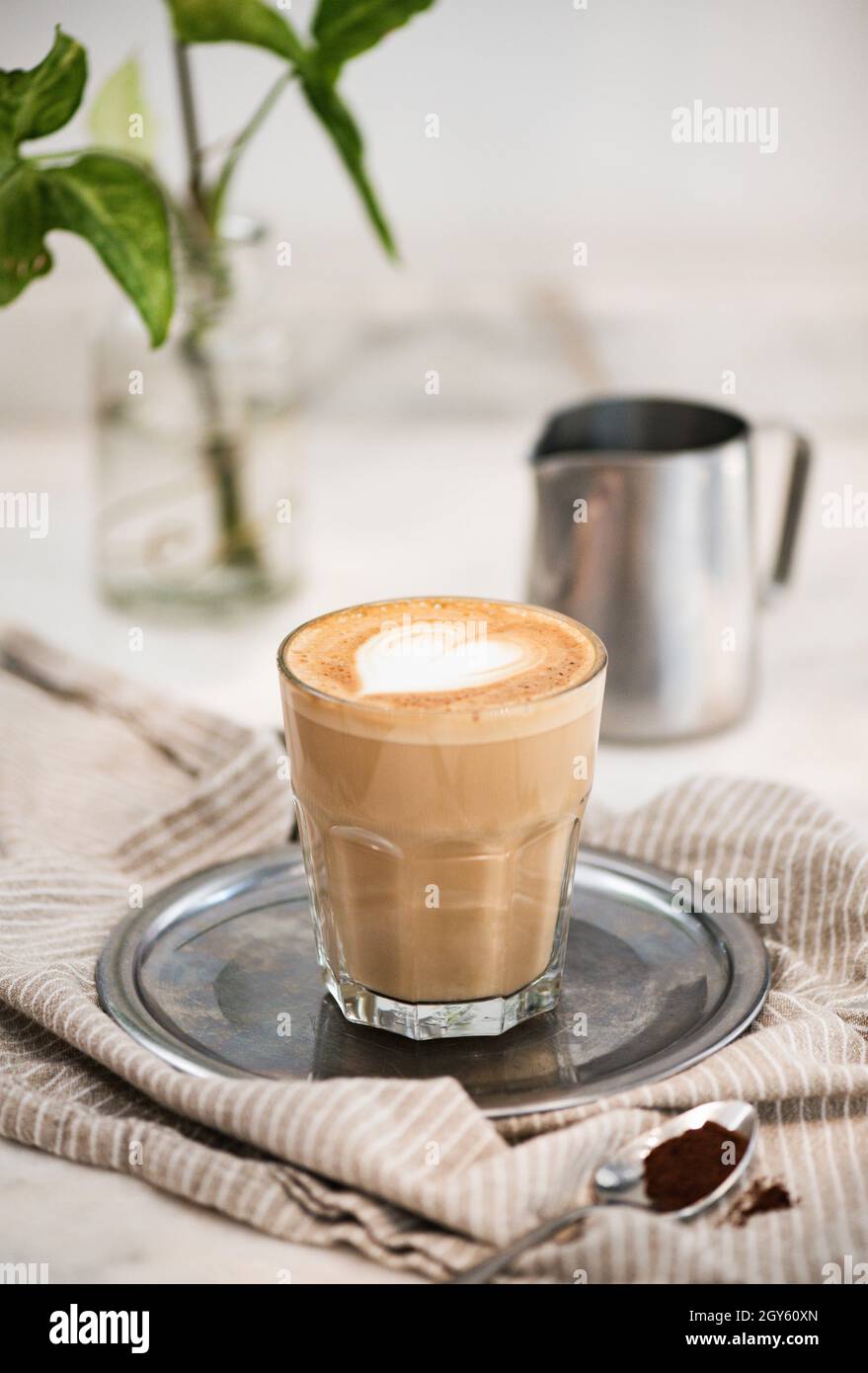 Dos Tazas De Vidrio Con Café Con Leche Con Espuma De Leche Y