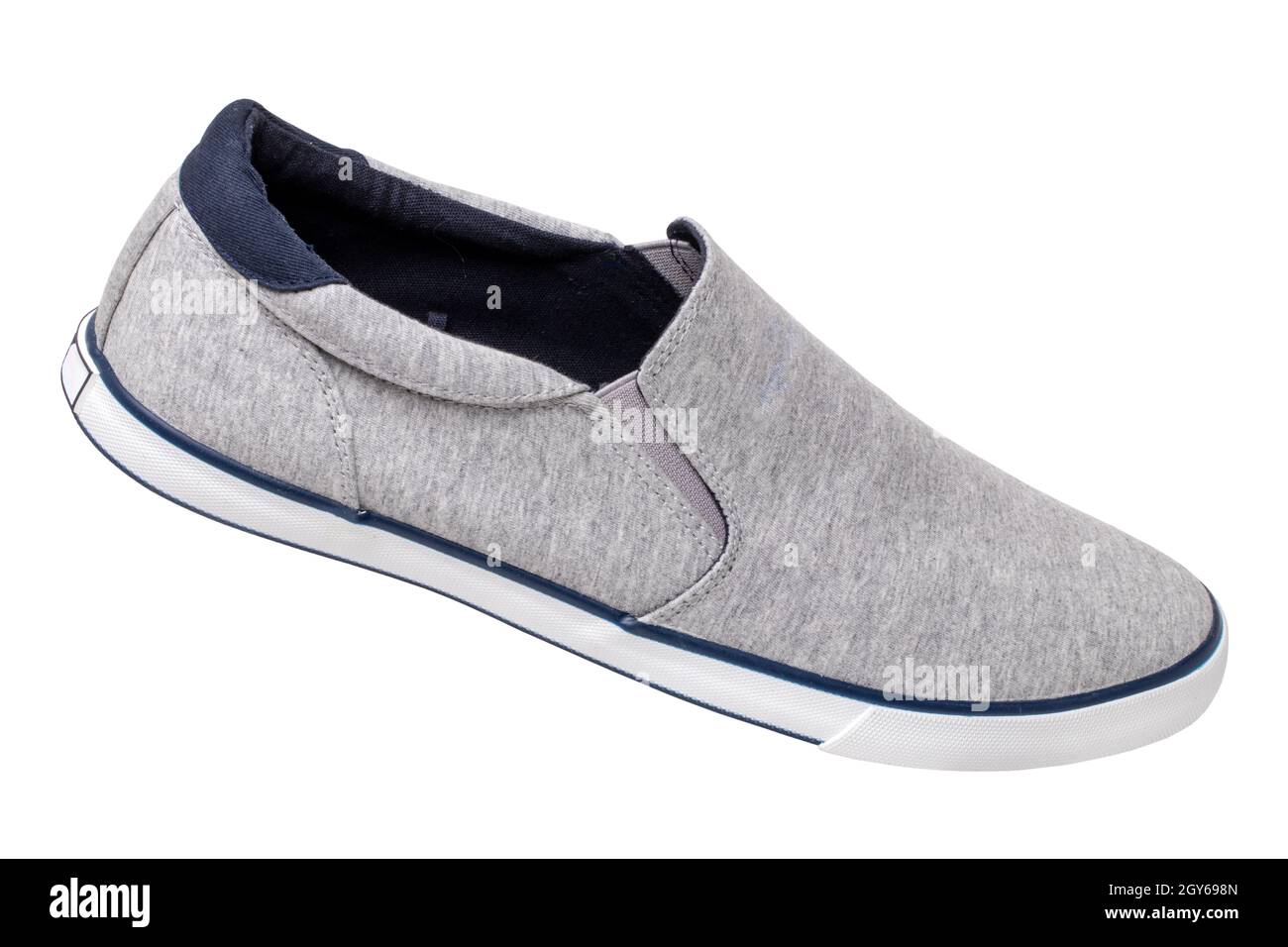 Zapatos grises Mans. Primer plano de unas sneakers o zapatillas deportivas  grises aisladas sobre un fondo blanco. Calzado elegante y moderno para  hombre. Macro Fotografía de stock - Alamy