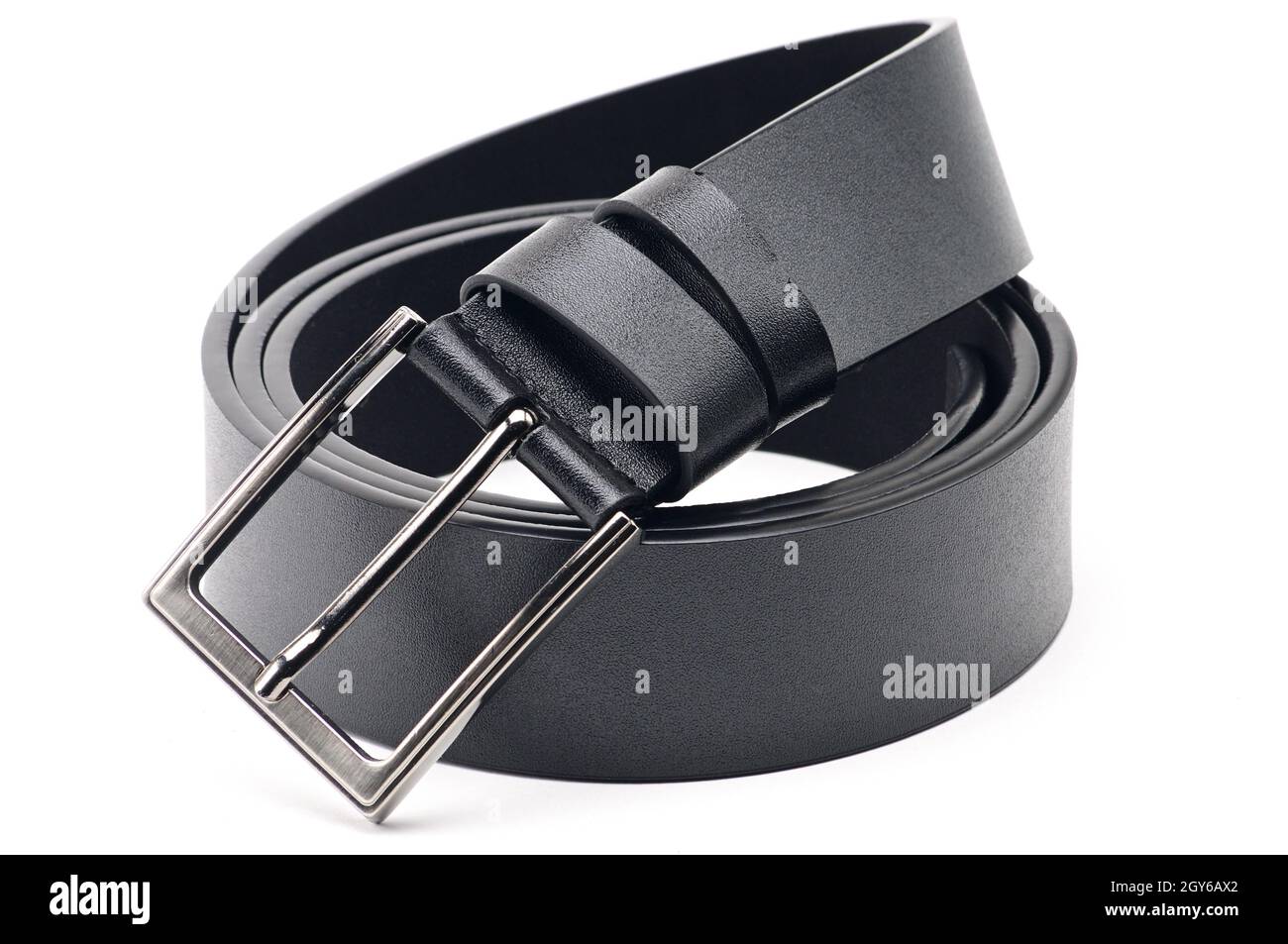Cinturón negro con cierre metálico sobre fondo blanco aislado Fotografía de  stock - Alamy