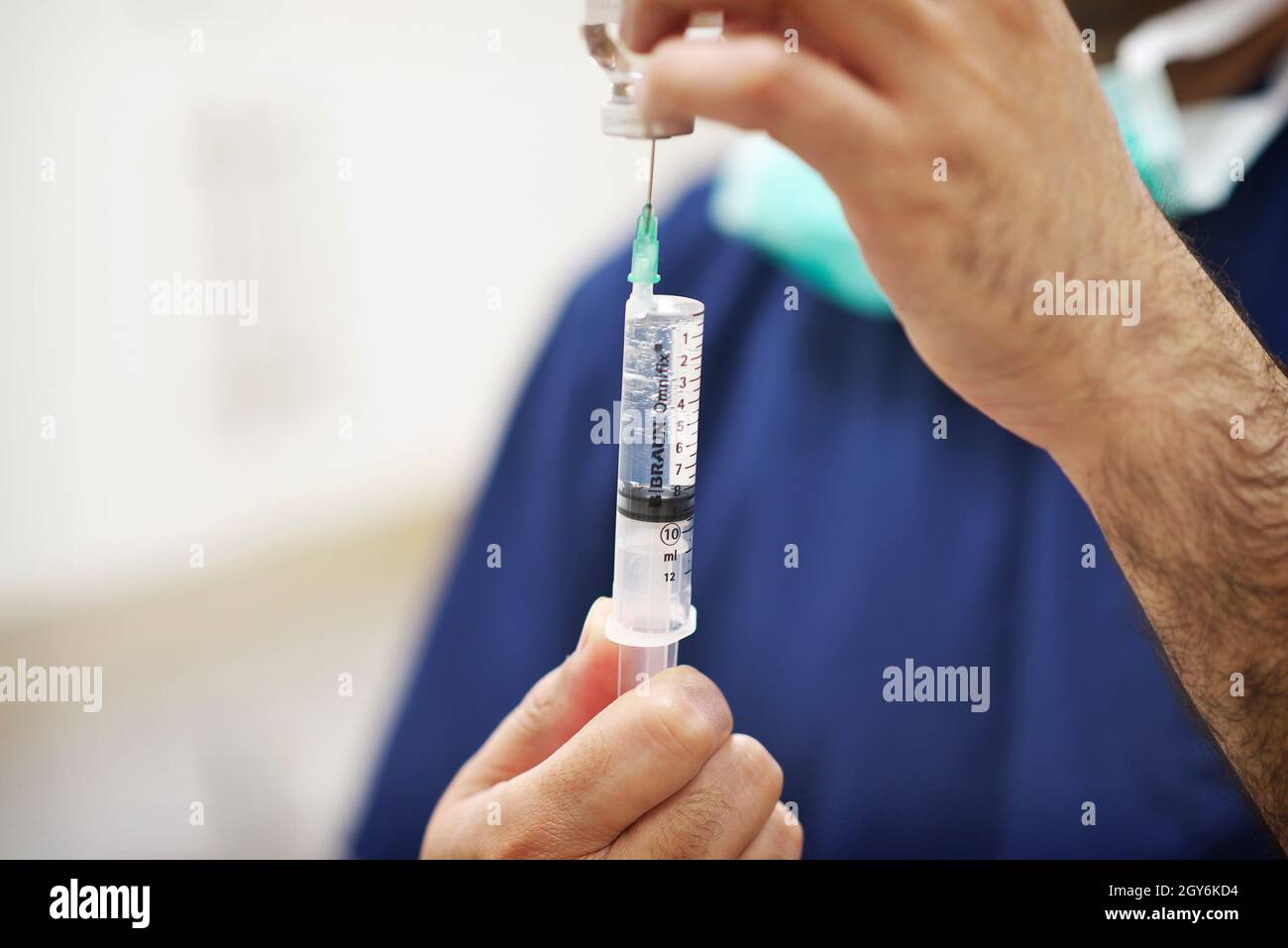 NHS y algunos profesionales de la salud privados administran vacunas en una cirugía en el Reino Unido Foto de stock