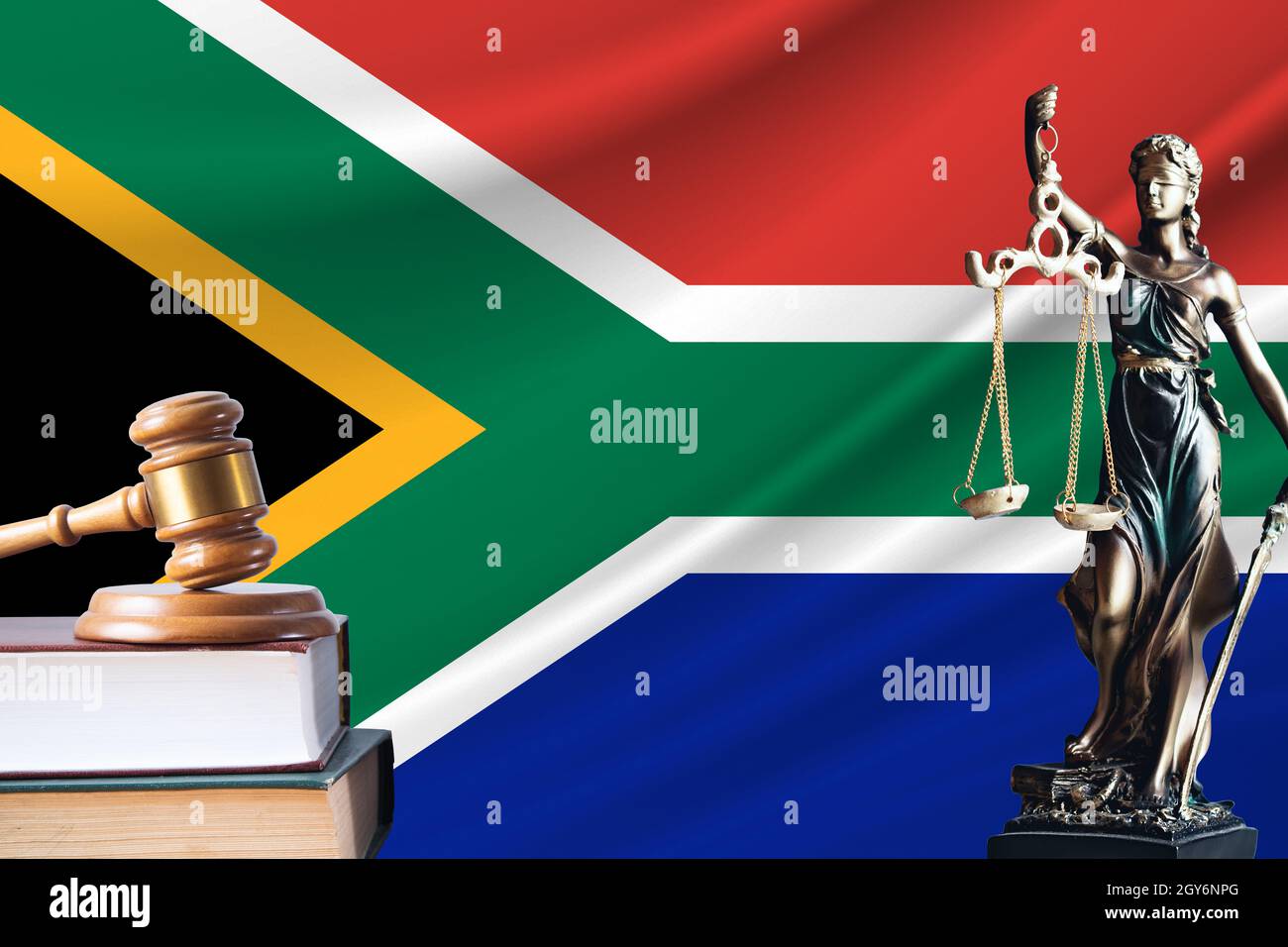 Derecho y justicia en la República de Sudáfrica. Estatua de themis y el gavel del juez contra el fondo de la bandera de la República Sudafricana. L Foto de stock