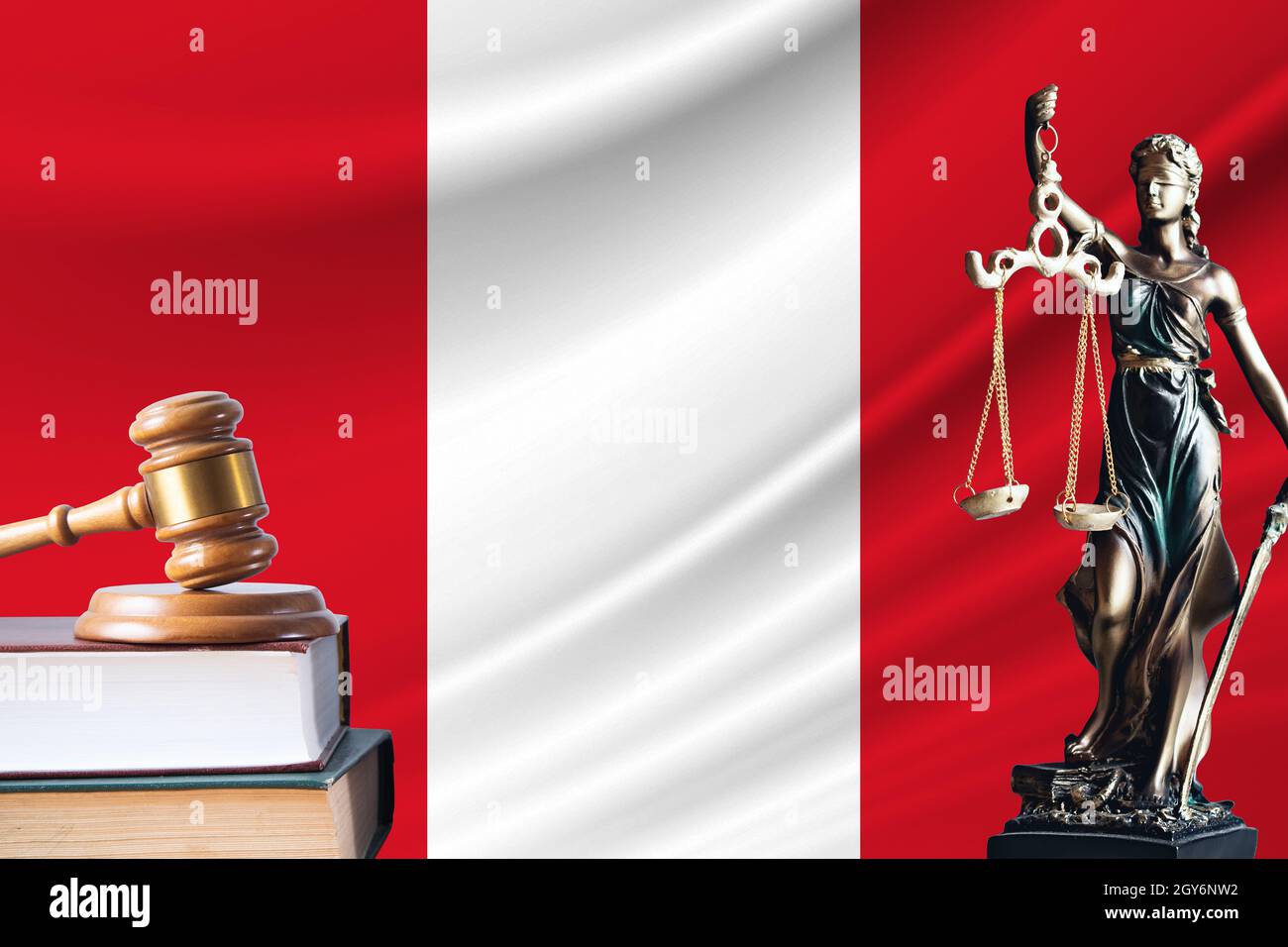 Derecho y justicia en Perú. Estatua de themis y el gavel del juez contra el fondo de la bandera del Perú. Concepto de derecho y justicia. Foto de stock