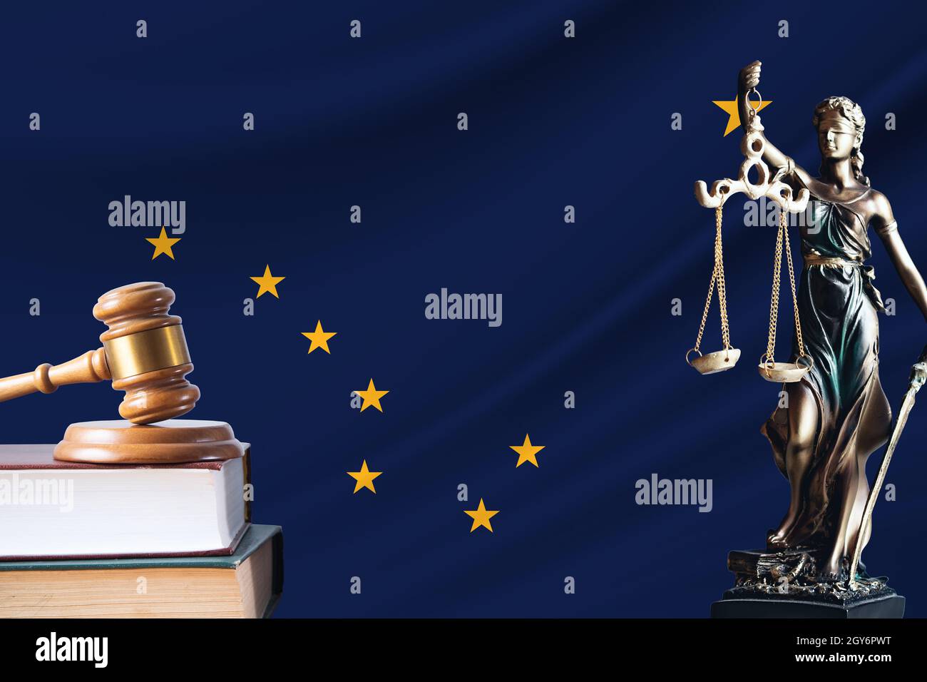 Derecho y justicia en Alaska. Estatua de themis y el gavel del juez