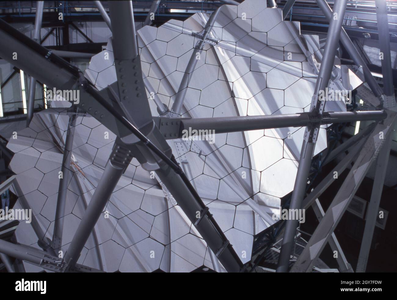 Jeff Davis County Texas, EE.UU., octubre de 1997: Parte del espejo del telescopio Hobby-Eberly de 432 pulgadas en el complejo de investigación del Observatorio McDonald de la Universidad de Texas en Far West Texas. ©Bob Daemmrich Foto de stock