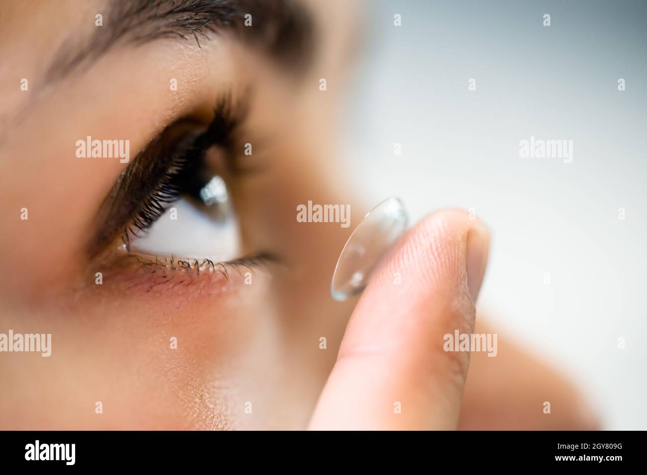 Inserción de la lente de contacto en el ojo. Oftalmología Ocular Foto de stock
