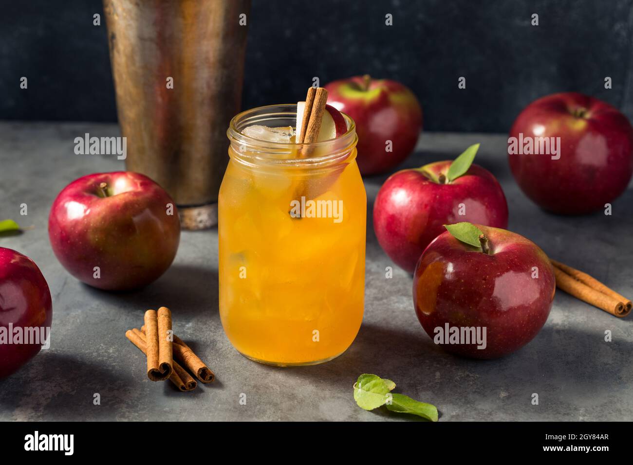 Cóctel de sidra de manzana fría refrescante con ron y canela Fotografía de stock - Alamy