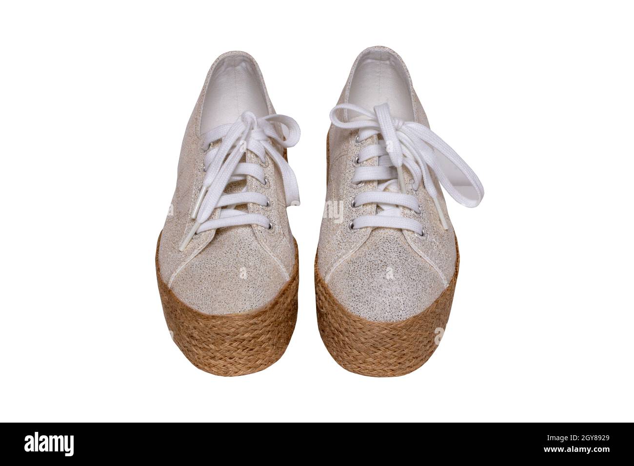 Zapatos blancos aislados. Primer plano de un par de zapatos de piel  femenina elegante marrón blanco de tacón alto aislados sobre un fondo blanco.  Zapatillas de moda para mujer. MCR Fotografía de