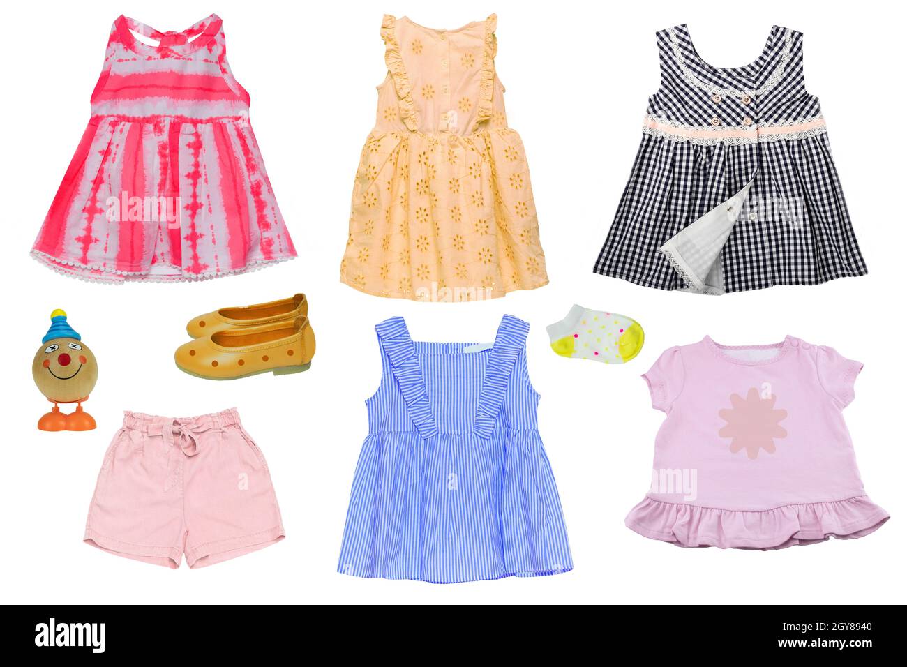 Collage conjunto de ropa de verano de niña aislada sobre un blanco. La colección de varios vestidos cortos de verano, camisas, pantalones zapatos ot Fotografía stock - Alamy