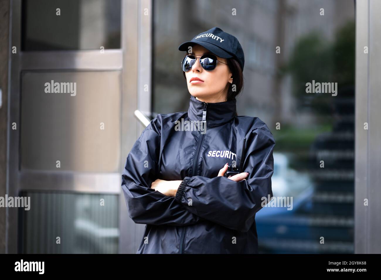 profesor Estadio Faceta Oficial de guardia de seguridad en uniforme. Mujer de guardia de pie  Fotografía de stock - Alamy
