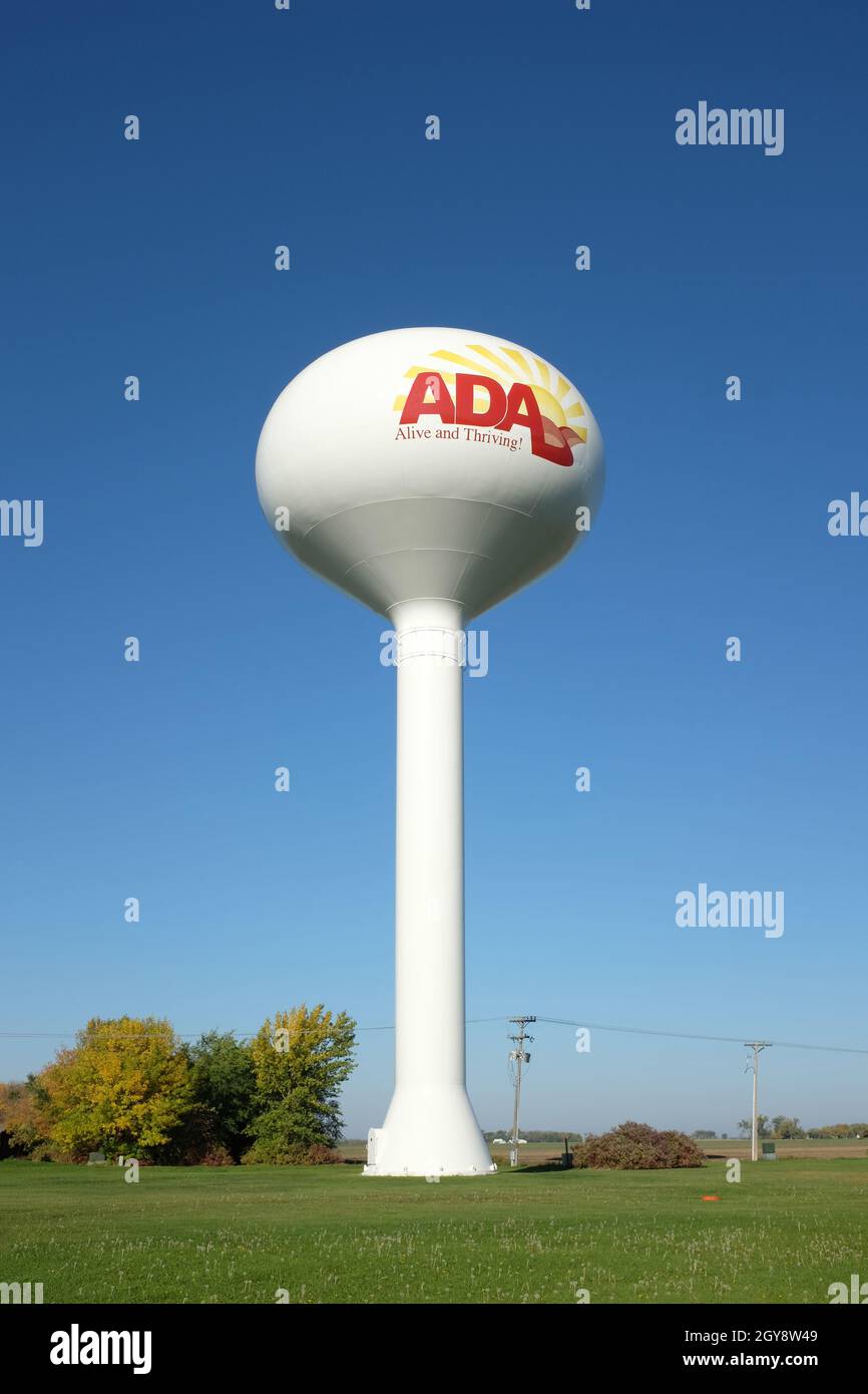 ADA, MINNESOTA - 5 OCT 2021: La torre de agua de la ciudad con su lema, vivo y próspero. Foto de stock
