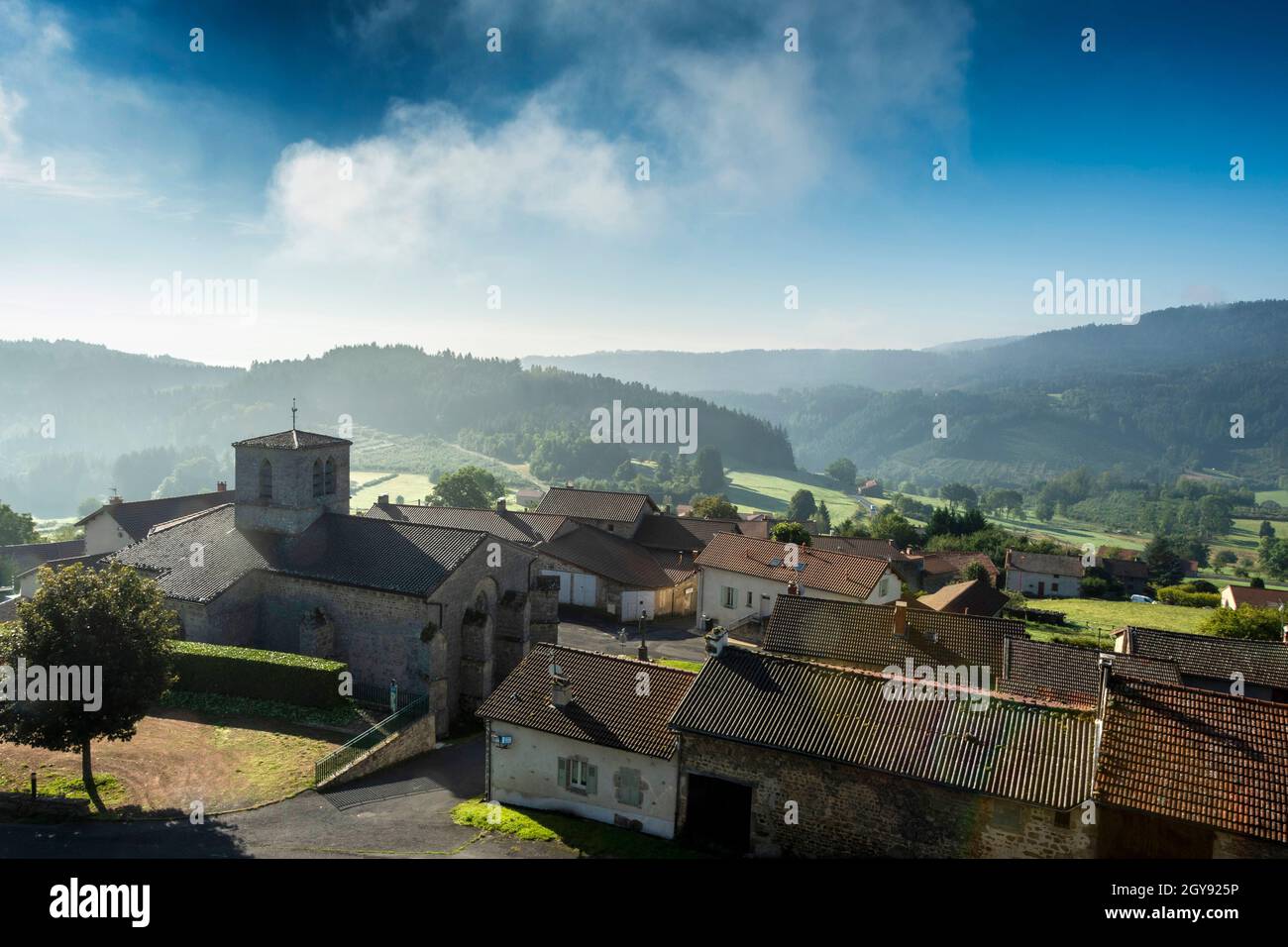 Le Monestier pueblo cerca de Ambert en Livradois Parque Natural Regional de Forez, departamento de Puy de Dome, Auvernia-Rhone-Alpes, Francia Foto de stock