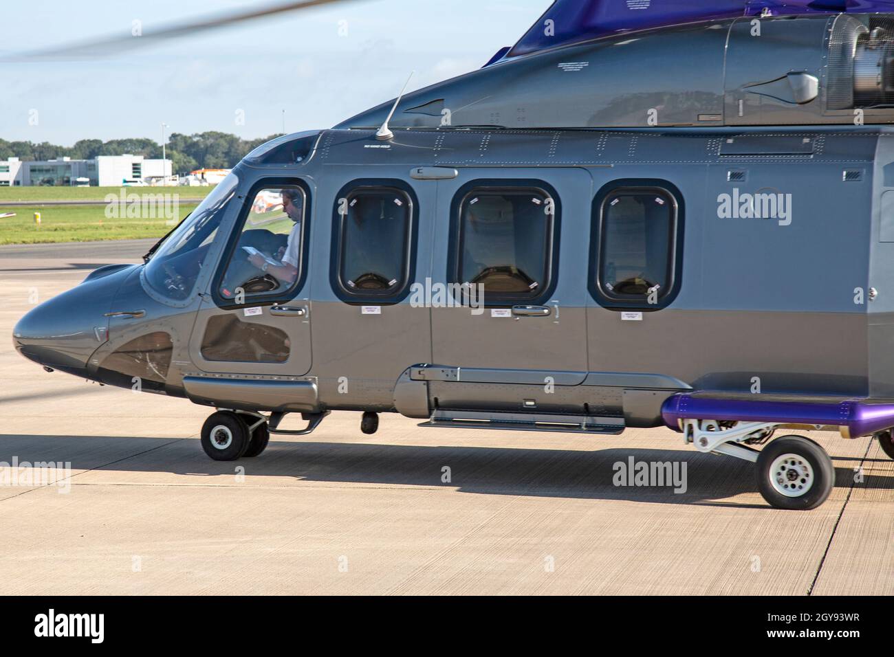 Un Agusta Westland A139, helicóptero privado ejecutivo en el aeropuerto Bristol Lulsgate, Inglaterra. Foto de stock