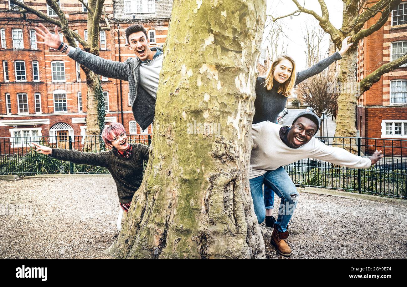 Amigos de lujo multirraciales Diviértete al aire libre en el parque de la ciudad en Shoreditch Londres - concepto de amistad juvenil con jóvenes felices pasar el rato Foto de stock