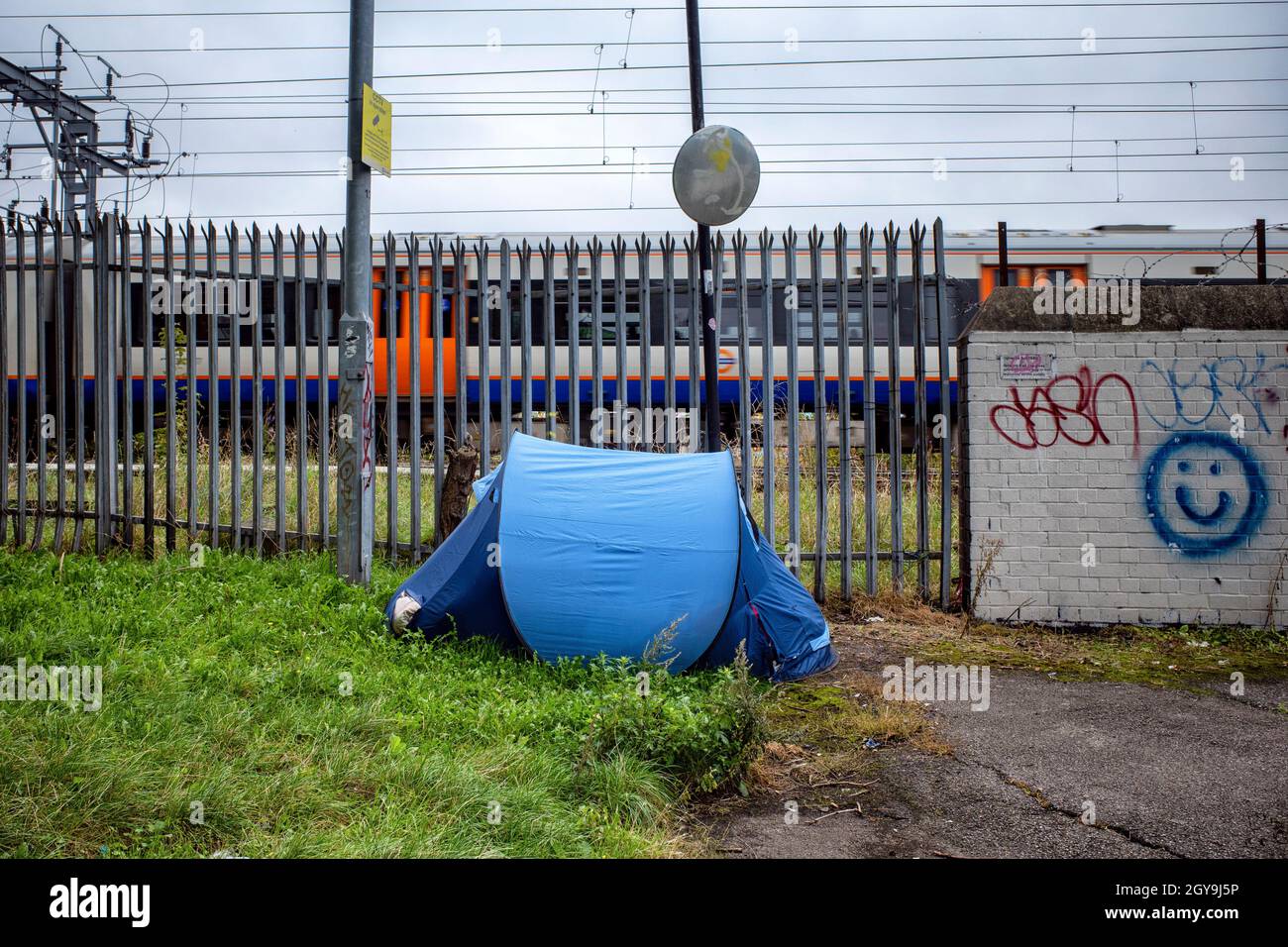 El 7th 2021 de octubre, Kings Cross, Londres, Inglaterra, una persona sin hogar lanza una tienda de campaña en tierra de desecho junto a las pistas de tierra de Londres Foto de stock