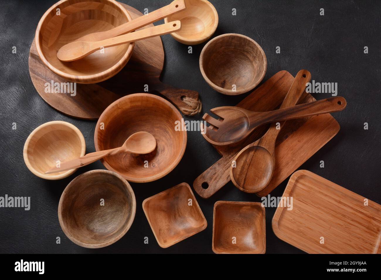 Fondo culinario, platos de cerámica vacíos, cucharas y cuencos de madera o  bambú. Estilo rústico. Decoración de la cocina del hogar Fotografía de  stock - Alamy