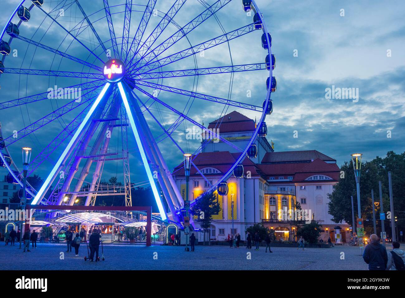 Dresde: Plaza Postplatz, noria, teatro Schauspielhaus en , Sachsen, Sajonia, Alemania Foto de stock