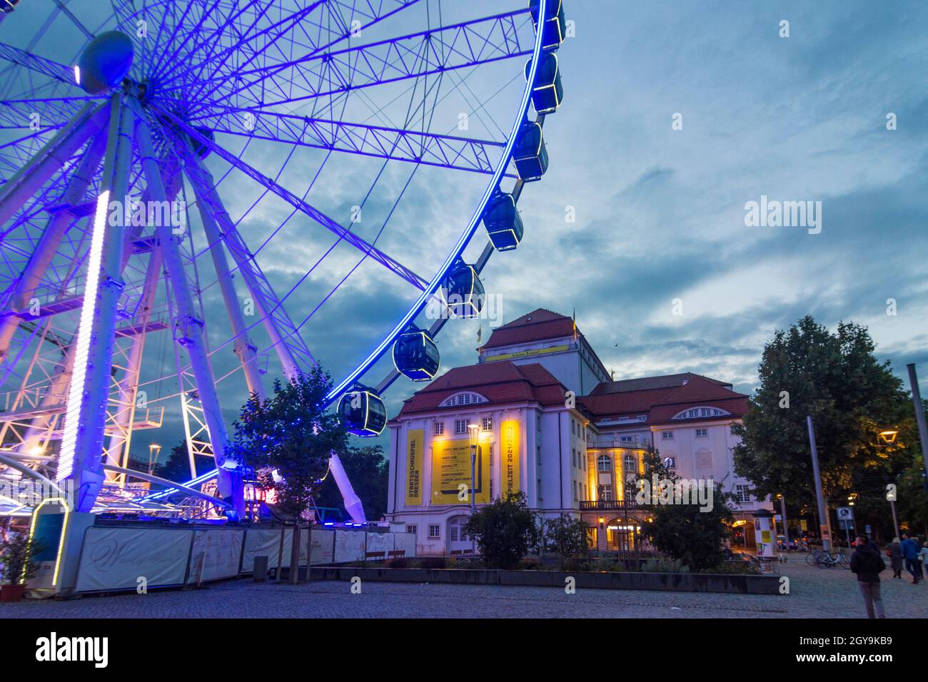 Dresde: Plaza Postplatz, noria, teatro Schauspielhaus en , Sachsen, Sajonia, Alemania Foto de stock