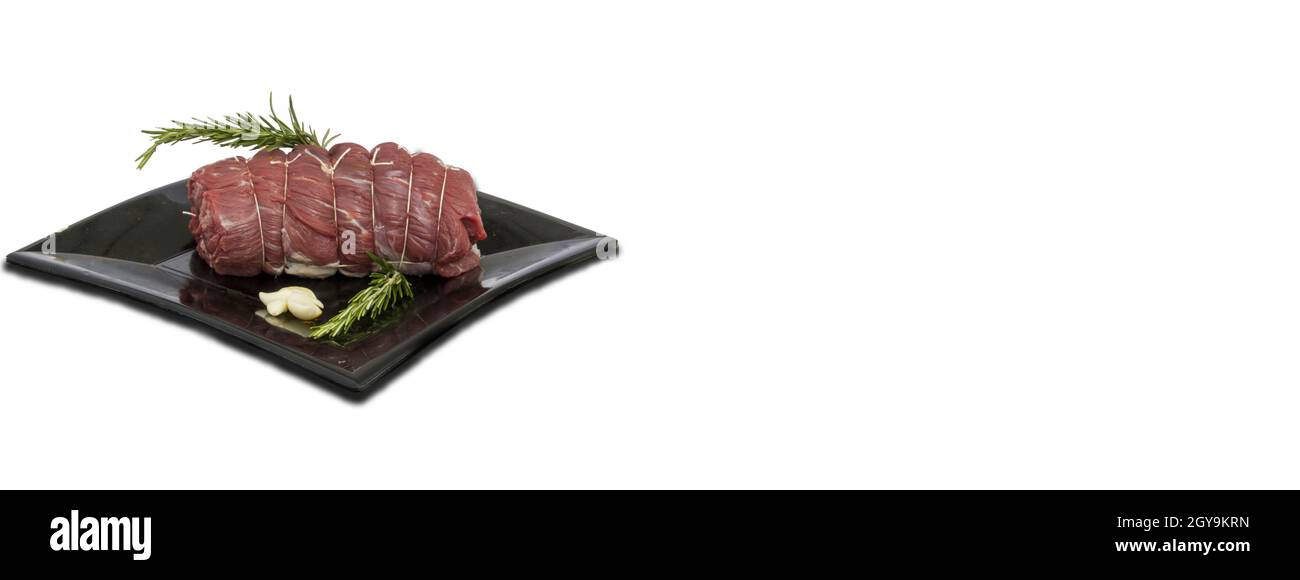 Plato de carne cruda fondo blanco, imagen de banner con espacio de copia Foto de stock