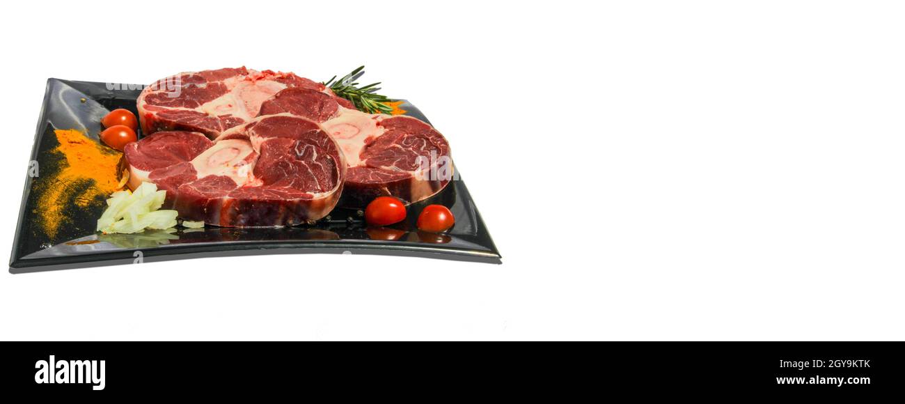 Plato de carne cruda fondo blanco, imagen de banner con espacio de copia Foto de stock