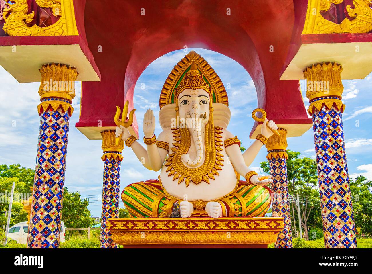 Colorida estatua de dios elefante y la arquitectura en el templo de Wat Plai Laem en la isla de Koh Samui Surat Thani Tailandia Foto de stock